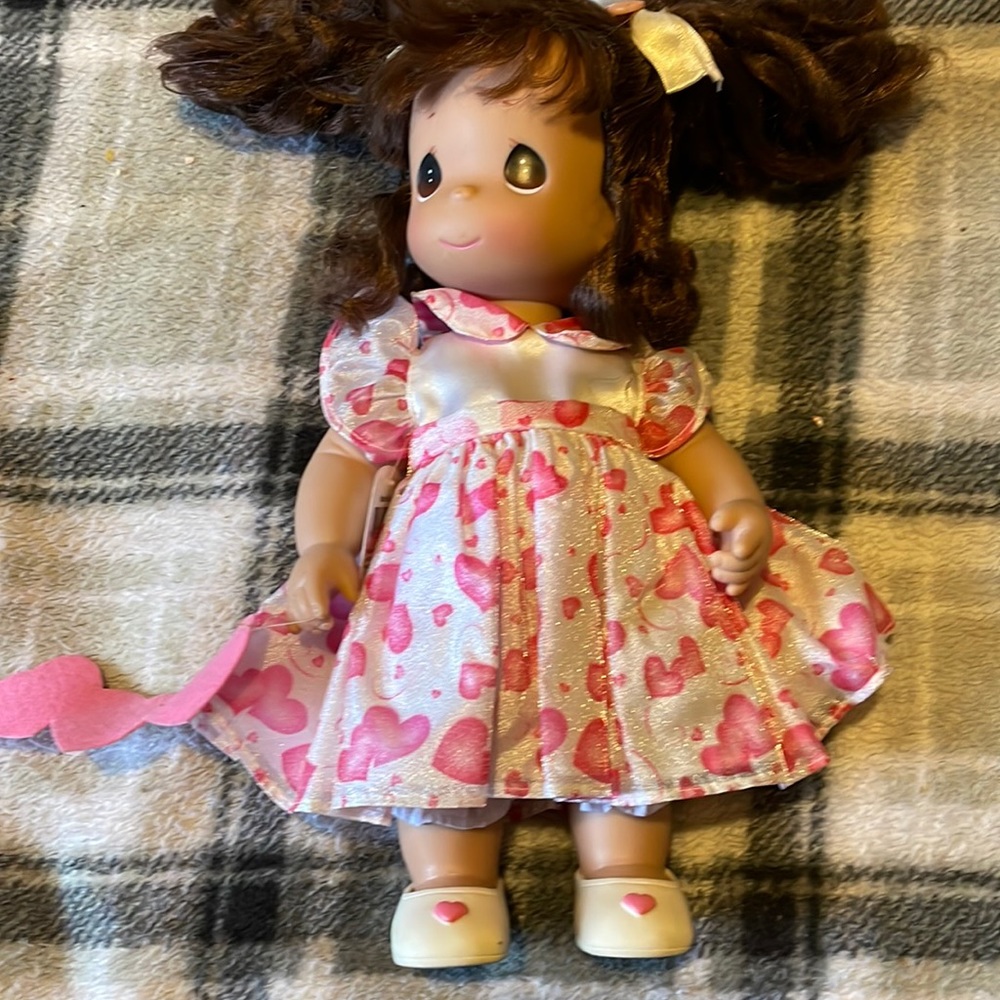 I’m selling this beautiful precious moments doll